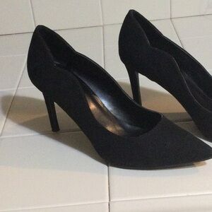 Nine West Black Suede Pump Size 8 1/2 Gently worn